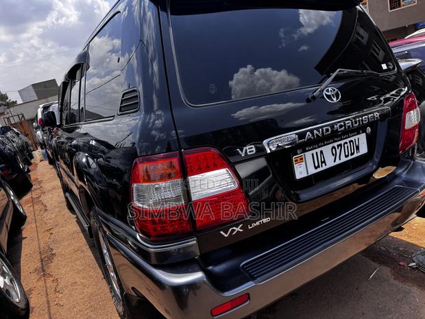 Toyota Land Cruiser 2004 Black