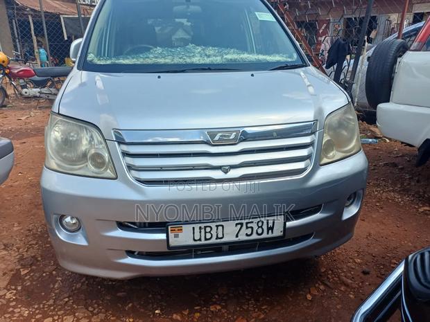 Toyota Noah 2005 Silver