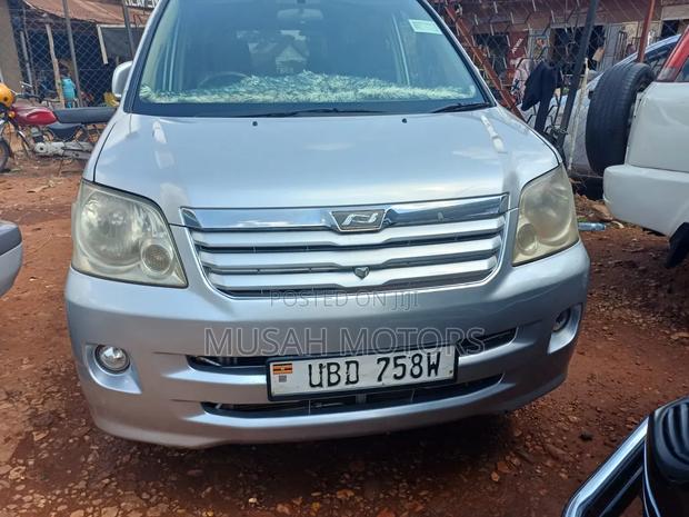 Toyota Noah 2005 Silver