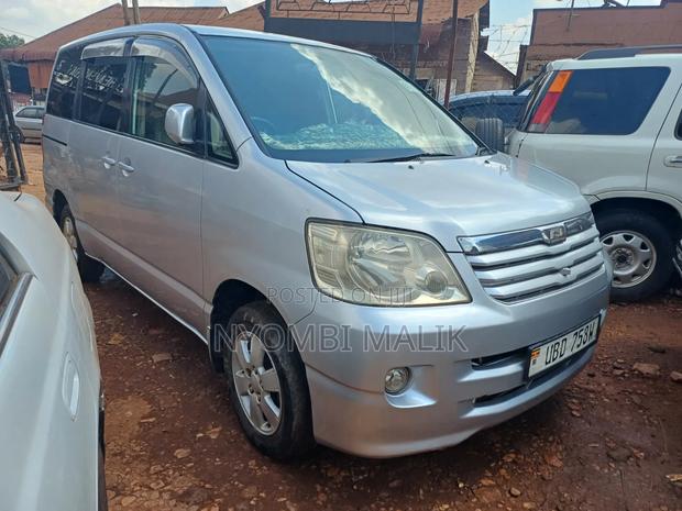 Toyota Noah 2005 Silver