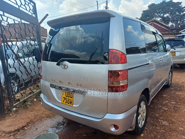 Toyota Noah 2005 Silver