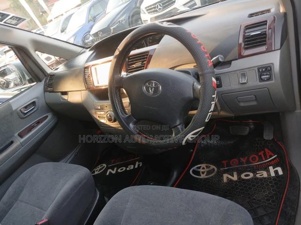 Toyota Noah 2006 Silver