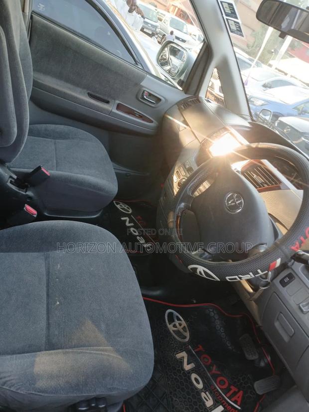 Toyota Noah 2006 Silver