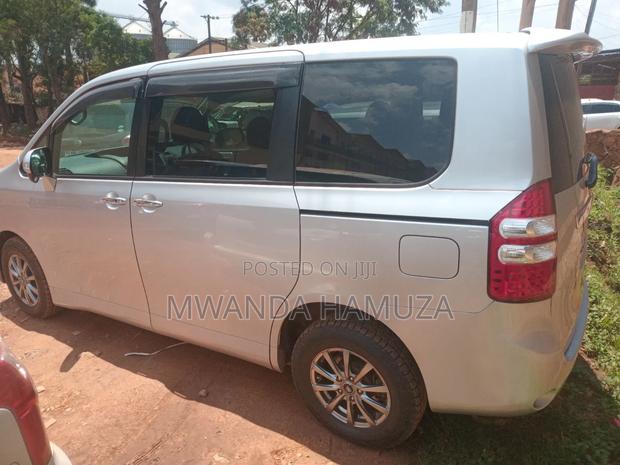 Toyota Noah 2012 Silver