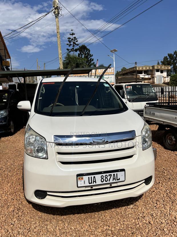 Toyota Noah 2.0 158hp AWD (8 Seater) 2009 White