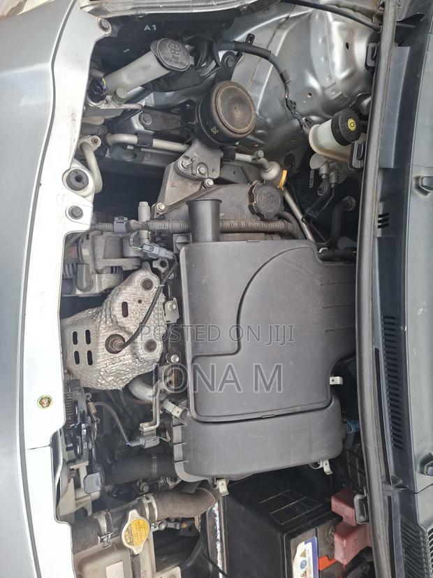 Toyota Vitz 2009 Silver