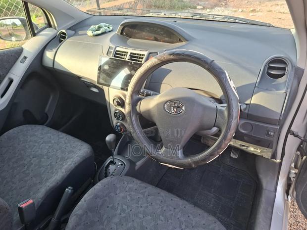 Toyota Vitz 2009 Silver