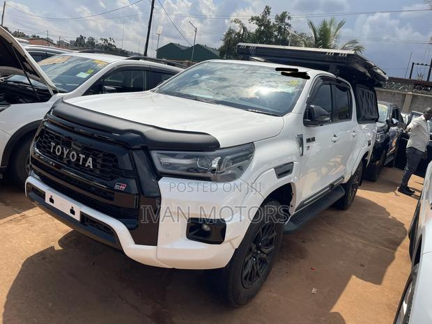 Toyota Hilux 2023 White