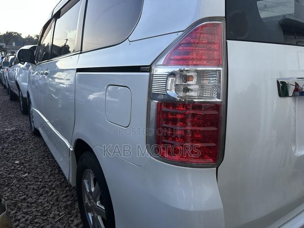 Toyota Noah 2.0 143hp AWD (8 Seater) 2009 White