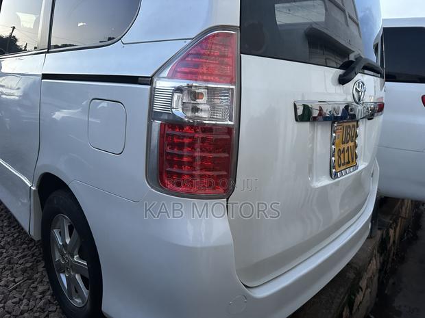 Toyota Noah 2.0 143hp AWD (8 Seater) 2009 White
