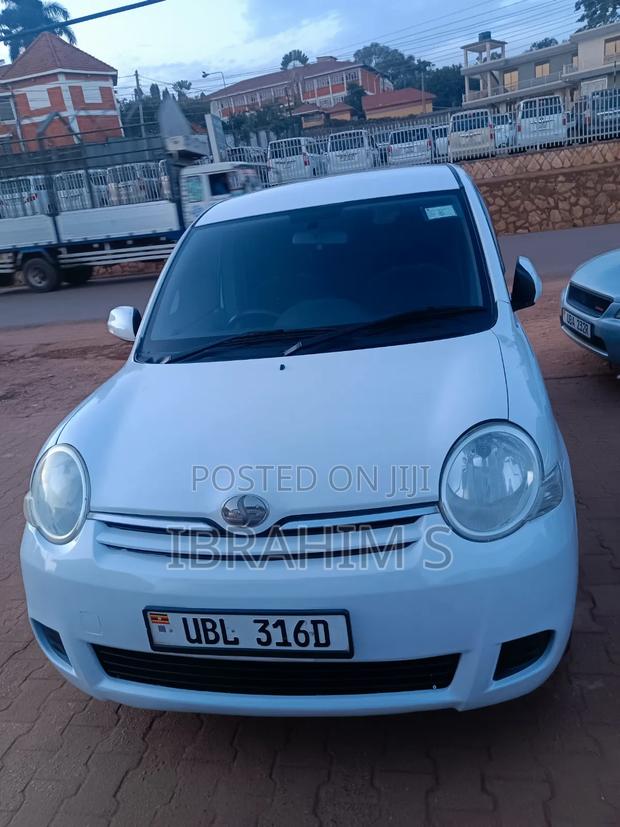 Toyota Sienta 2009 White