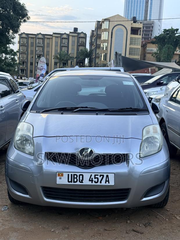 Toyota Vitz 2009 Silver