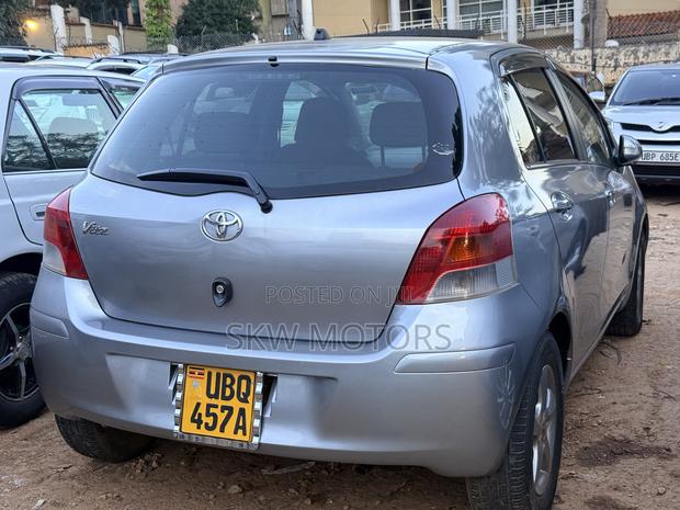Toyota Vitz 2009 Silver