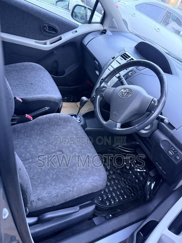 Toyota Vitz 2009 Silver