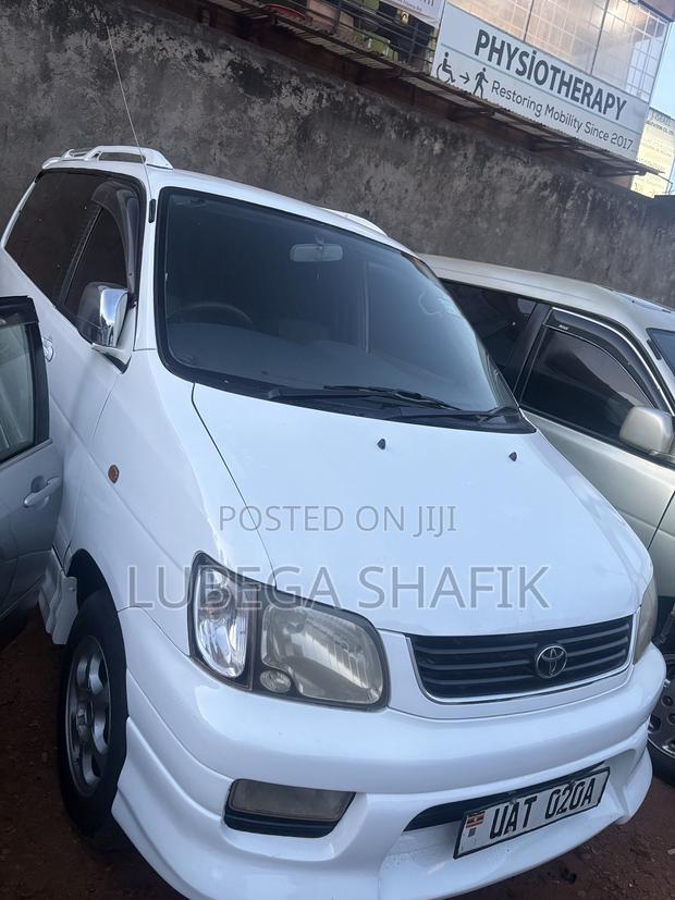 Toyota LiteAce Noah 1999 White