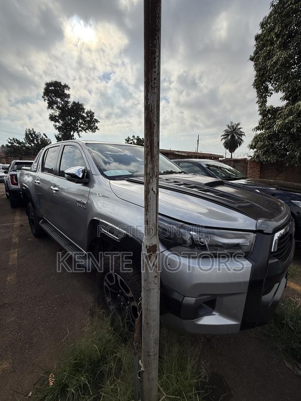Toyota Hilux 2023 Gray