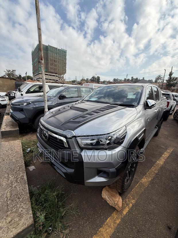 Toyota Hilux 2023 Gray