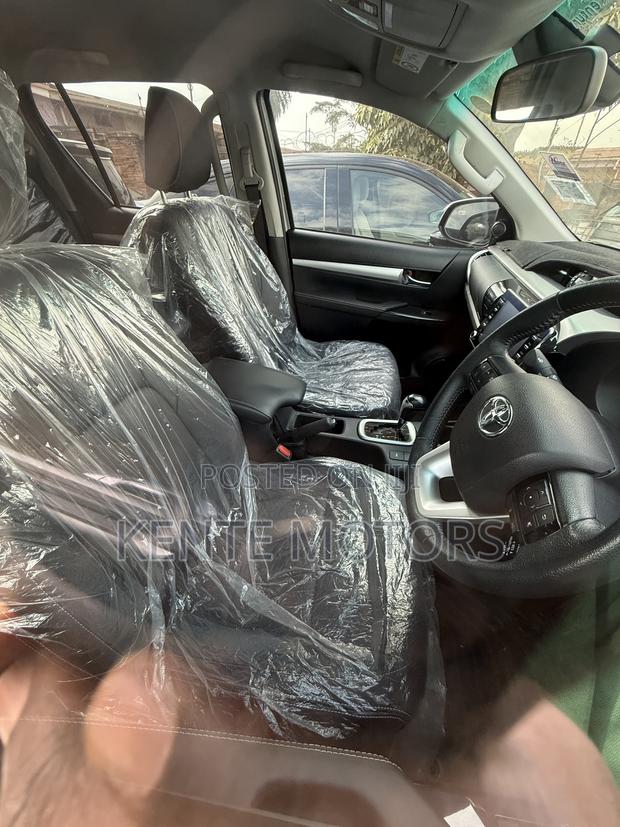 Toyota Hilux 2023 Gray