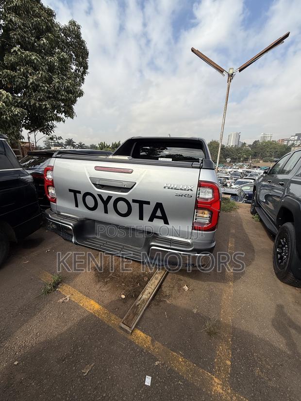 Toyota Hilux 2023 Gray
