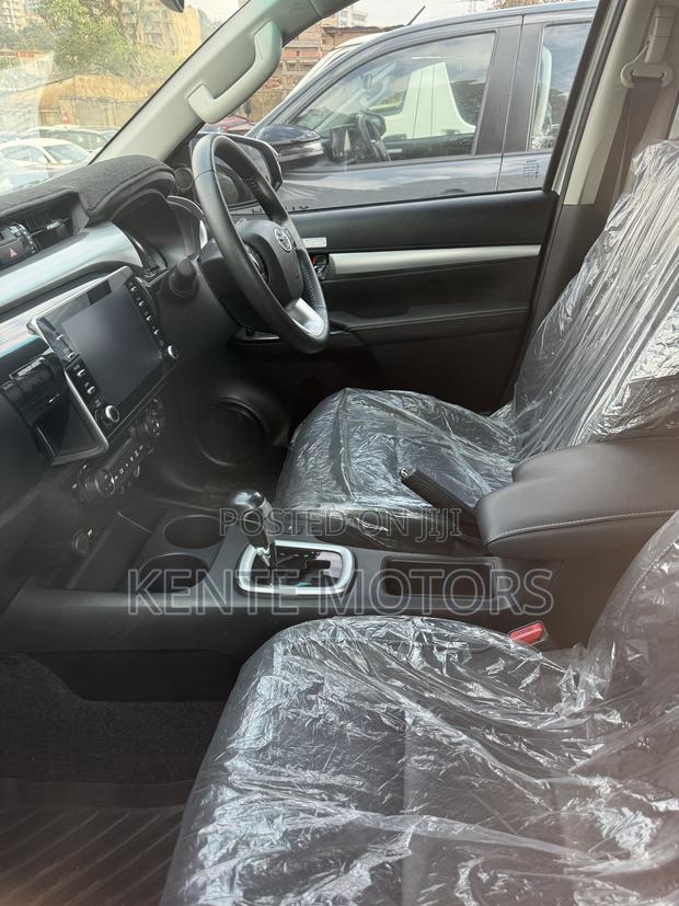 Toyota Hilux 2023 Gray
