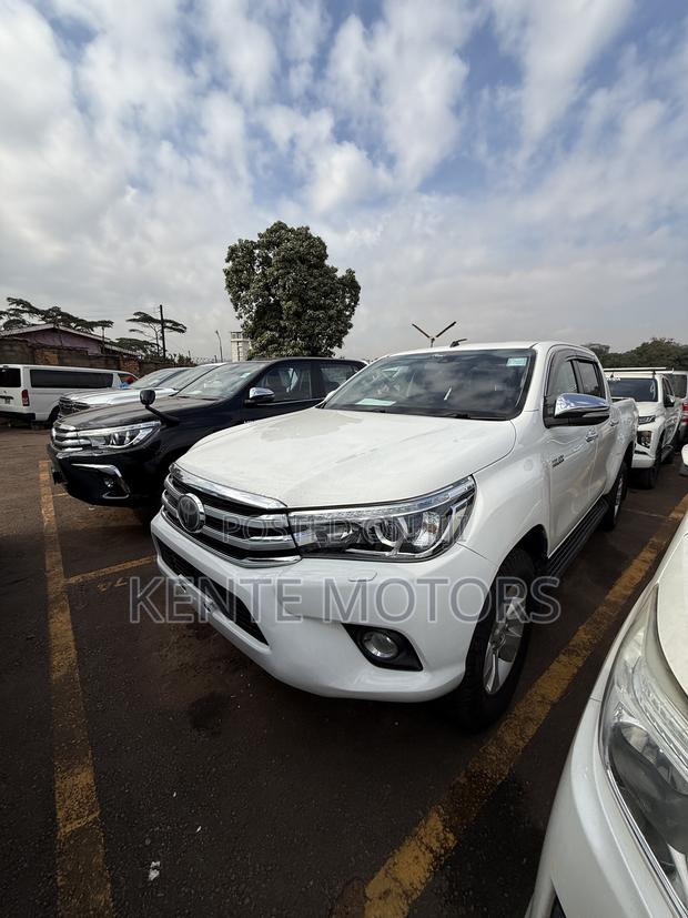 Toyota Hilux SR HI-Rider 2018 White