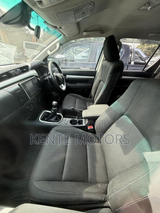 Toyota Hilux SR HI-Rider 2018 White
