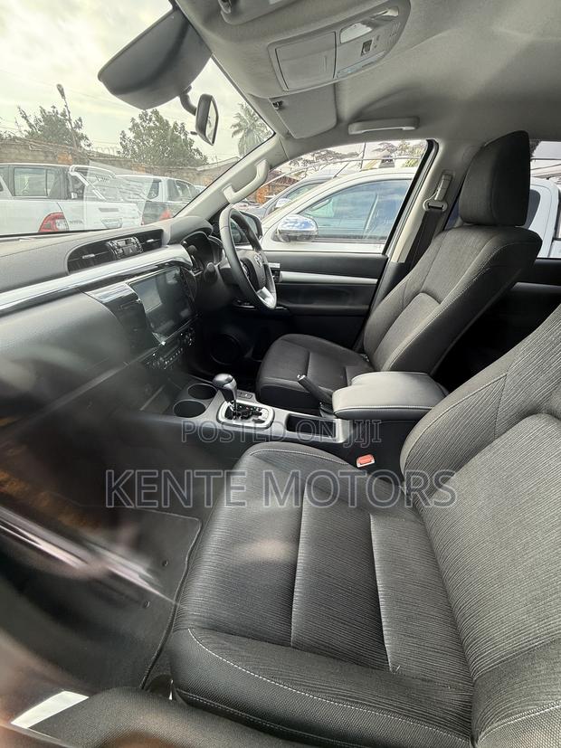 Toyota Hilux 2021 Silver