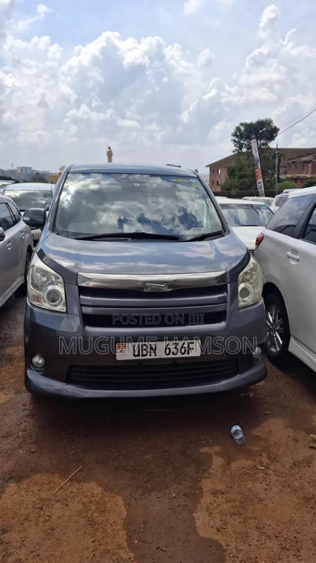 Toyota Noah 2010 Gray