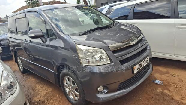 Toyota Noah 2010 Gray