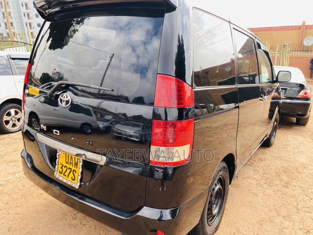Toyota Noah 2003