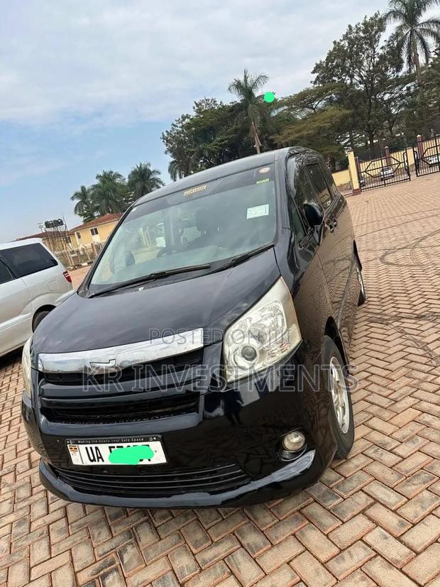 Toyota Noah 2010 Black