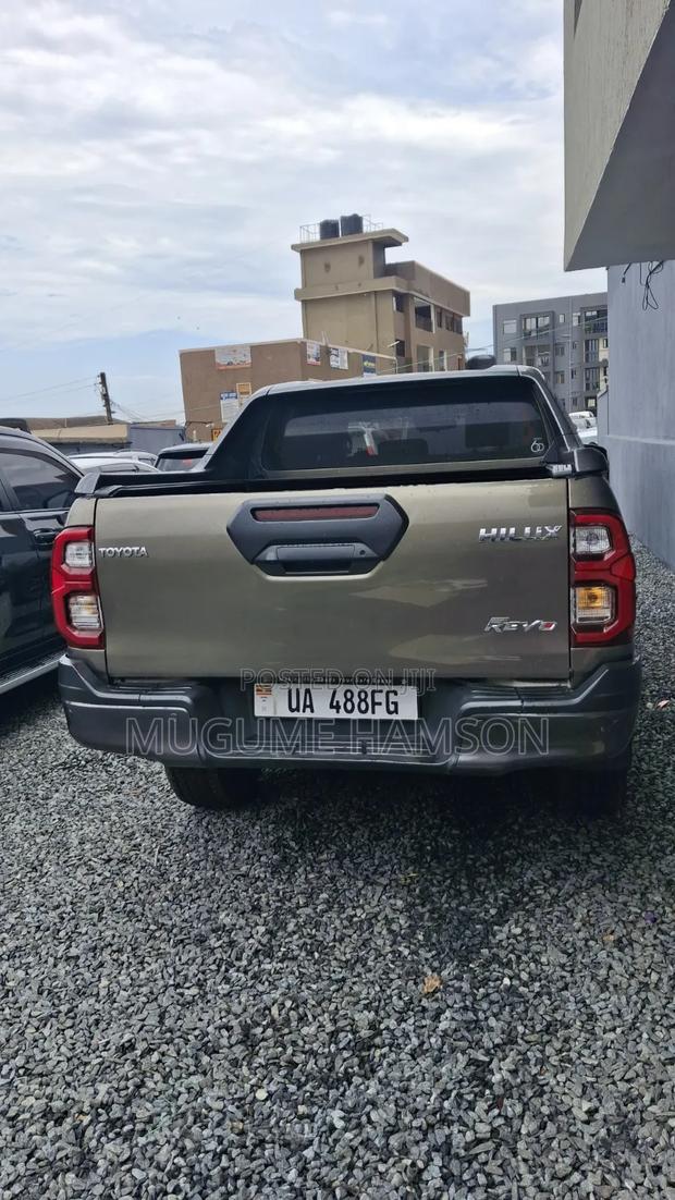 Toyota Hilux 2022 Silver