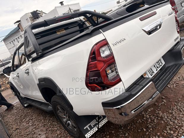Toyota Hilux 2018 White