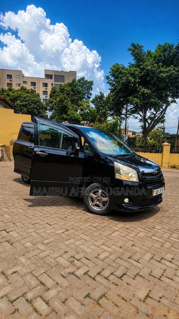 Toyota Noah 2009 Black