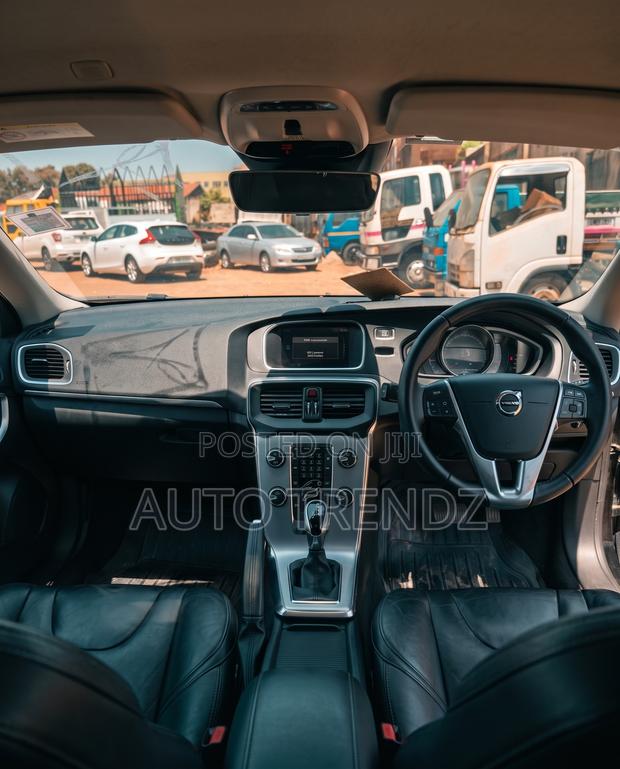 Volvo V40 2017 Black