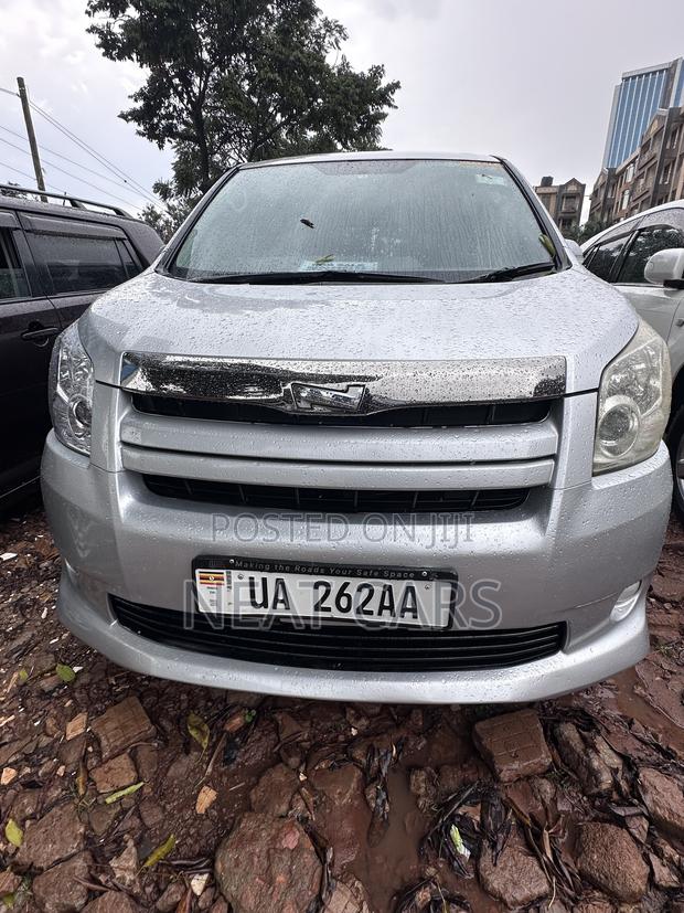Toyota Noah 2010 Silver