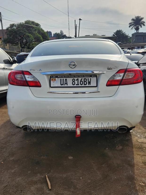 Nissan Fuga 2015