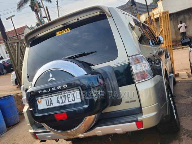 Mitsubishi Pajero 2011 Gold
