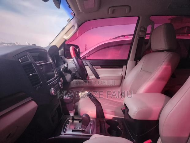 Mitsubishi Pajero 2011 Gold