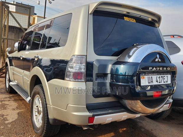 Mitsubishi Pajero 2011 Gold