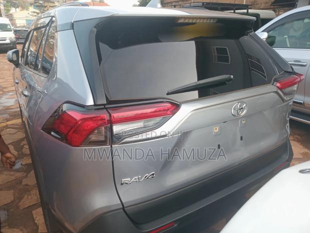 Toyota RAV4 2021 Silver