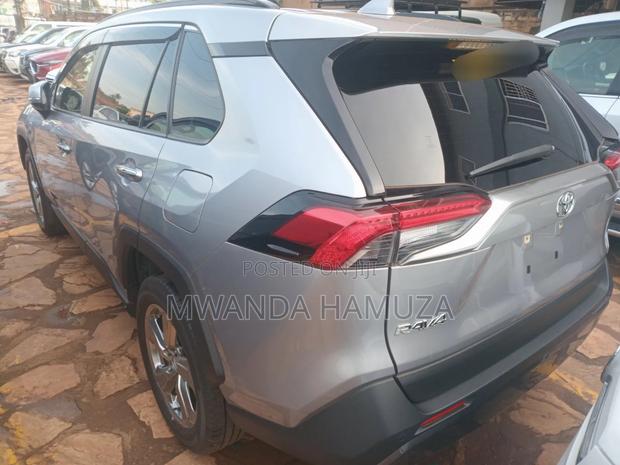 Toyota RAV4 2021 Silver