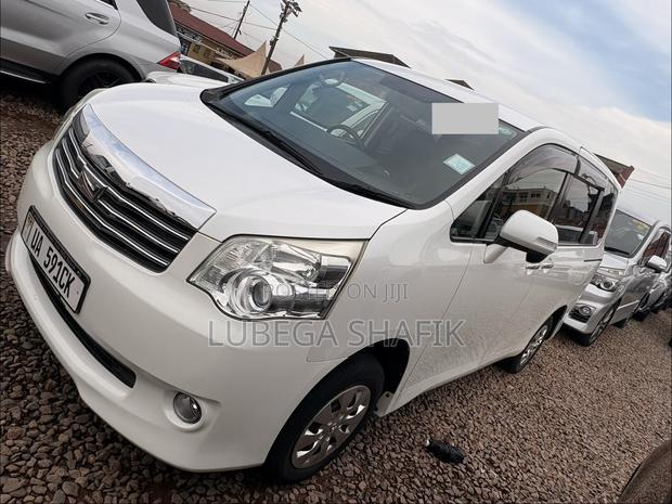 Toyota Noah 2011 White
