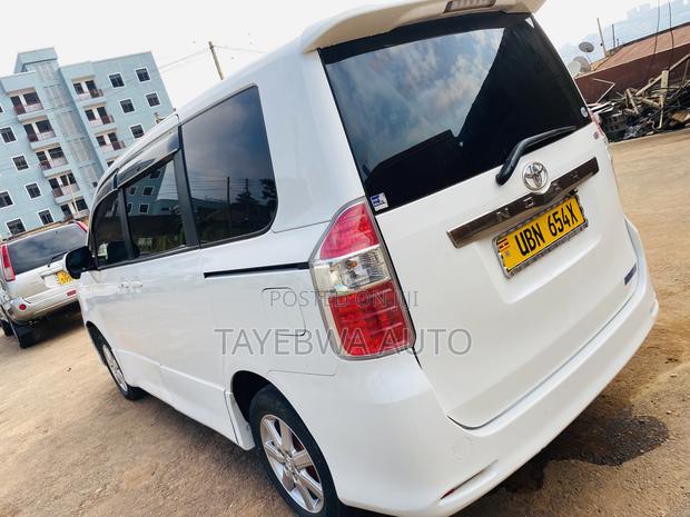Toyota Noah 2009