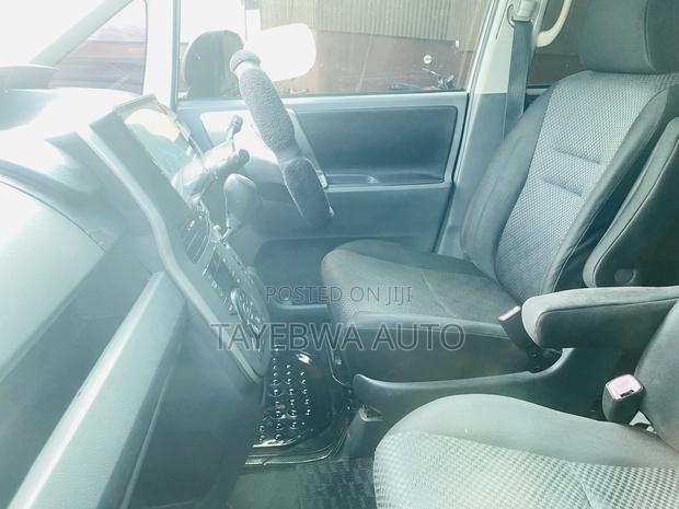 Toyota Noah 2009