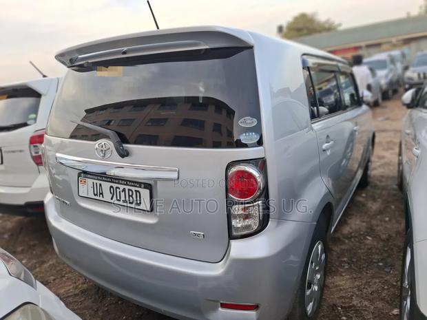 Toyota Corolla Rumion 2011 Silver