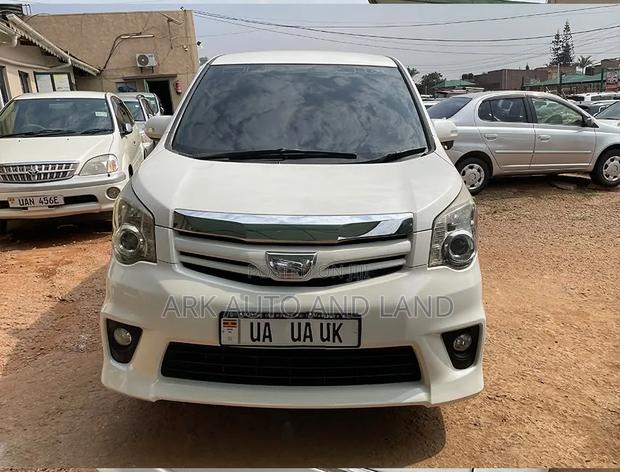 Toyota Noah 2011 White
