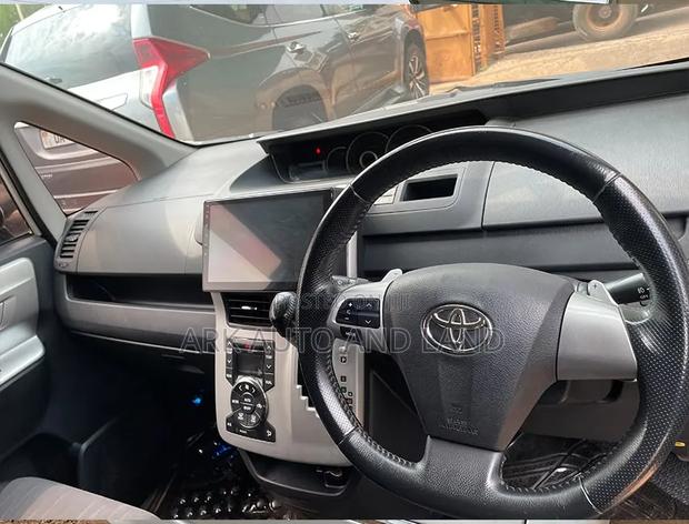 Toyota Noah 2011 White