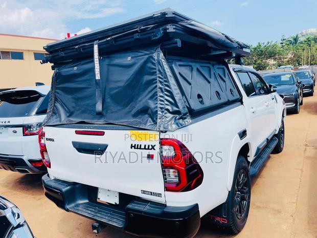 Toyota Hilux 2023 White