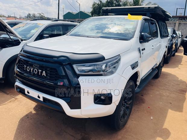 Toyota Hilux 2023 White